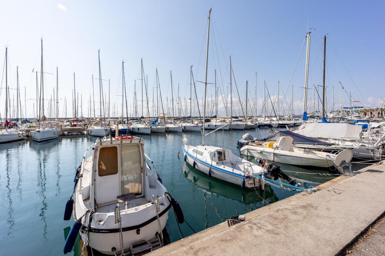 Aregai Marina Exclusive Seaside Apartments Santo Stefano al Mare Exteriér fotografie